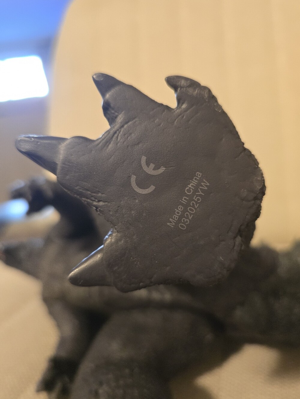 Large Godzilla Figure - Picture 4 of 8
